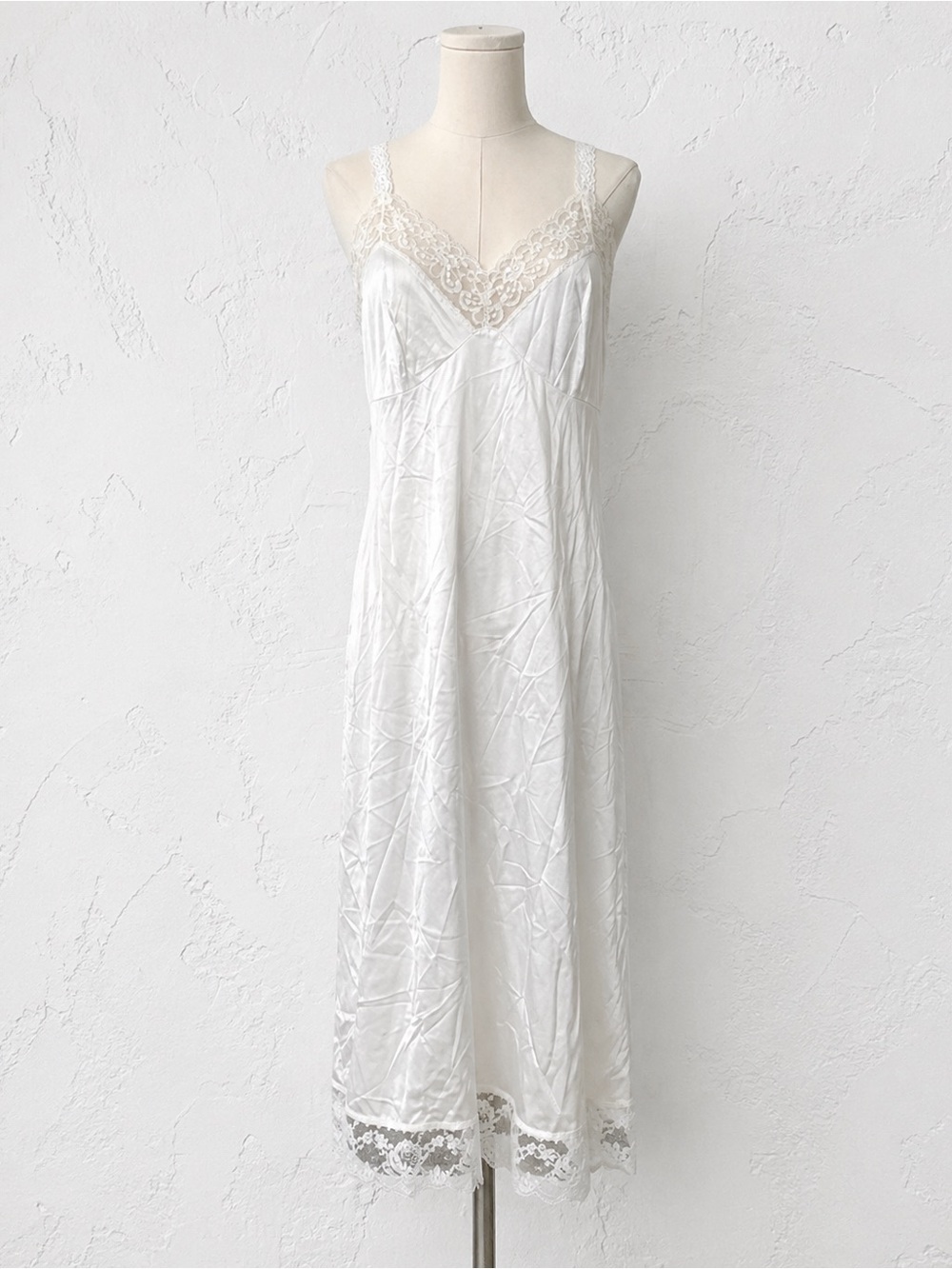 Vintage  dreamy cottagecore lace trimmed nylon slip dress M